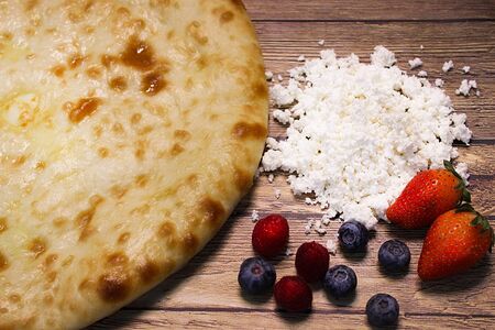 Пирог с творогом и смородиной