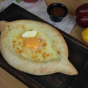 Хачапури по-аджарски с сырными бортами