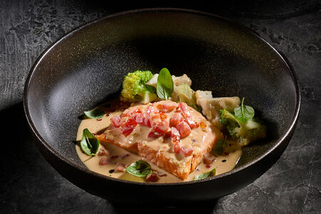 Лосось, икорный соус, цветная капуста 