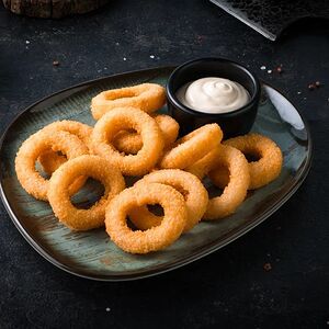Луковые кольца с соусом Цезарь