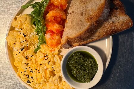 Скрембл с креветками