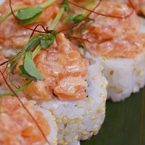 Ролл острый лосось