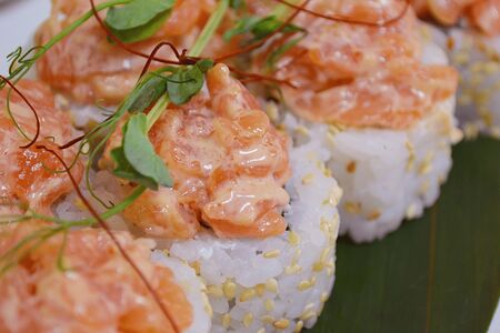 Ролл острый лосось