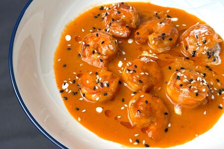 Креветки тигровые в кокосовом соусе с печеным перцем