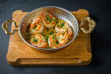 Креветки лангустино на сковороде в соусе Алио Олио