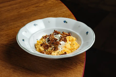 Скрембл с лисичками и страчателлой