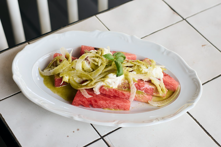 Арбуз со страчателлой, фенхелем и заправкой кинза лайм