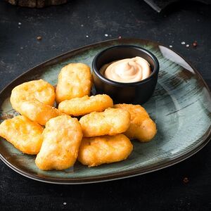 Куриные наггетсы с чесночным соусом