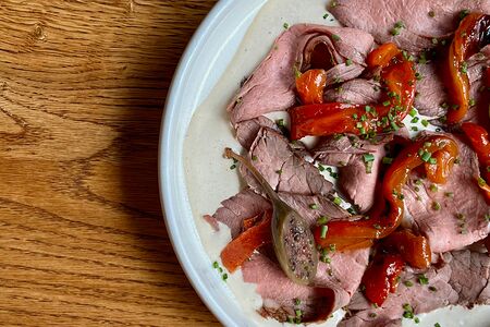 Ростбиф с соусом вителло тоннато