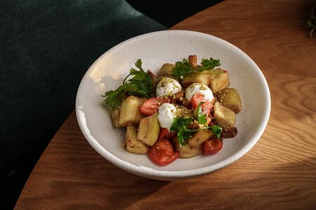Салат с лисичками и баклажанами