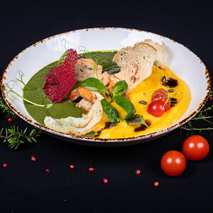 Тыквенно-шпинатный крем-суп с тигровыми креветками