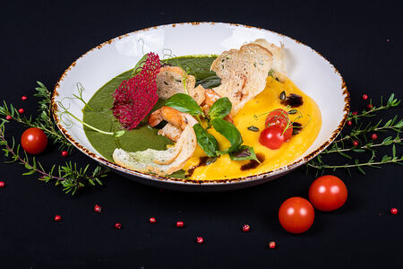 Тыквенно-шпинатный крем-суп с тигровыми креветками