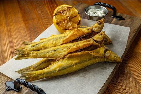 Жареная корюшка с соусом тар-тар