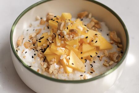 Рисовая каша с тайским манго, кешью и кунжутом