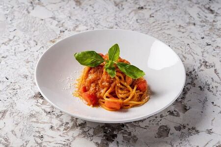 Спагетти с томатами и базиликом 