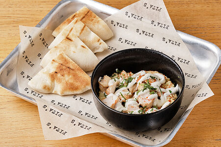 Хумус с копченой куриной грудкой