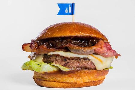 Острый бургер с сыром сулугуни