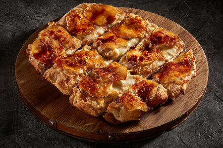 Пицца с грушей и горгонзолой