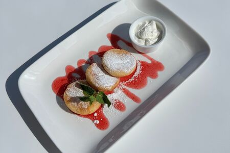 Сырники со сметаной и клубничным топингом 