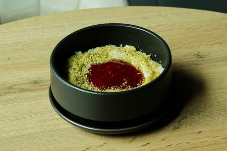 Каша рисовая с малиной и фисташкой