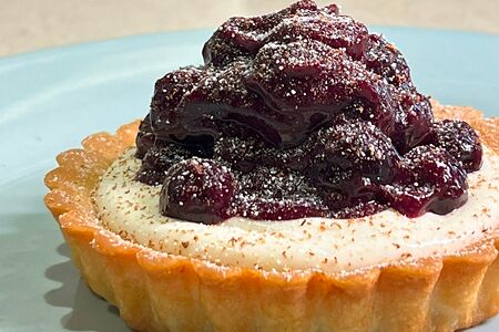 Тарт с черной смородиной