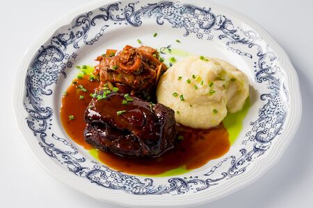 Томленая щека с картофельным пюре и кимчи