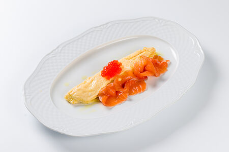 Омлет с лососем и красной икрой