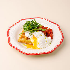 Вафля со взбитым сыром и томатами