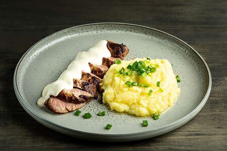  Свиная вырезка в сырном соусе с картофельным пюре