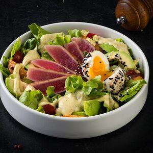 Салат с тунцом и соусом айоли
