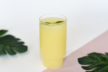 Натуральный лимонад со вкусом ананас-базилик 