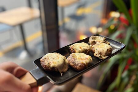 Шампиньоны с креветкой, запеченные с сулугуни