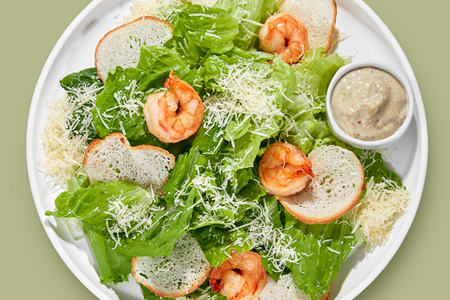 Цезарь с креветками салат