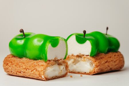 Эклер с антоновскими яблоками