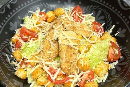 Салат Цезарь с курицей