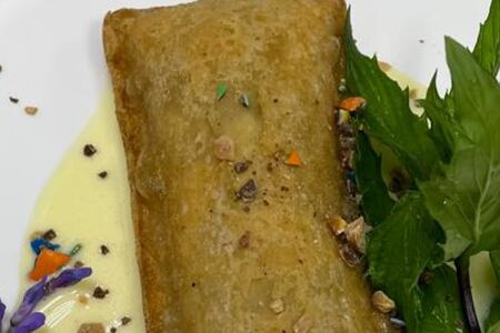 Пирожок с лесными ягодами