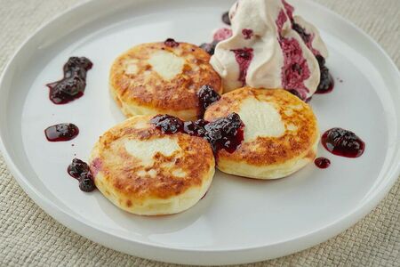 Ванильные сырники / Ягодное варенье