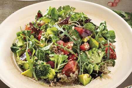 Микс салат с авокадо и киноа