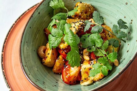 Салат с хрустящими баклажанами 