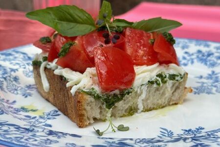 Тост со страчателлой и томатами
