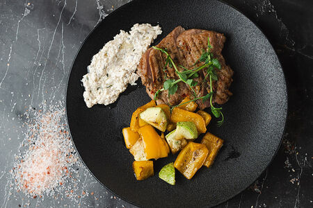 Стейк из свинины с овощами