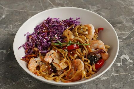 Пшеничная лапша с креветками