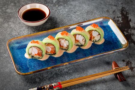 Фирменный сашими ролл с креветкой и угрём 