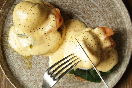 Яйцо Бенедикт со шпинатом и лососем слабосолёным