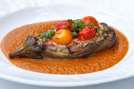 Запеченный баклажан с сыром и овощным соусом