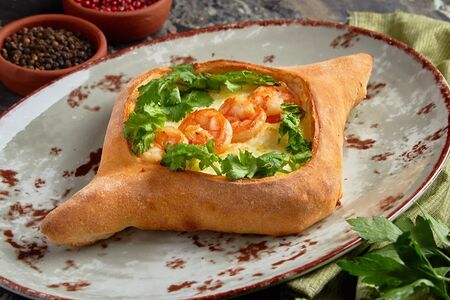 Хачапури по-аджарски с креветками и трюфельным маслом