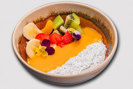 Чиа-пудинг с фруктами и соусом из манго