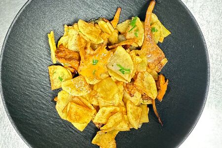 Жареный картофель с лисичками
