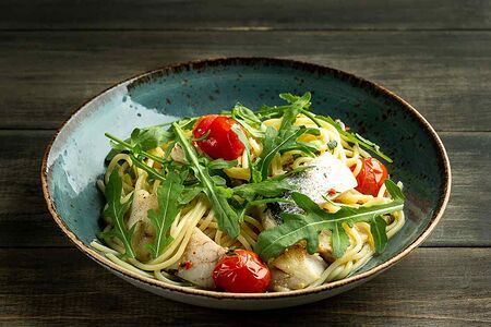 Спагетти с сибасом и рукколой