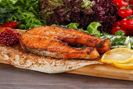 Стейк из семги на углях